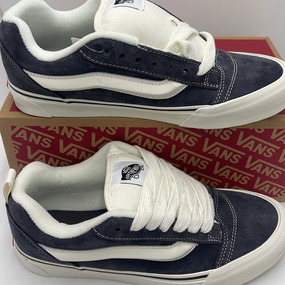 Vans WMNS Gray and White Sneakers Knu Skool
Pig Suede Gray
VN000CS0BGF - Picture 4 of 16